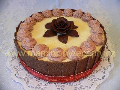 Kakaový dort s bílou polevou