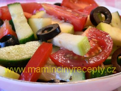 Barevný salát s olivami