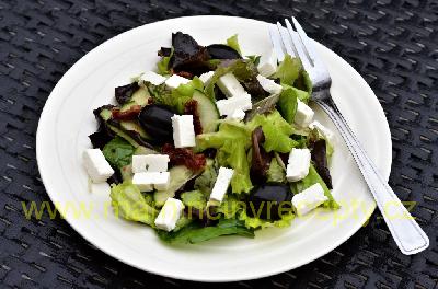 Zeleninový salát s kozím sýrem