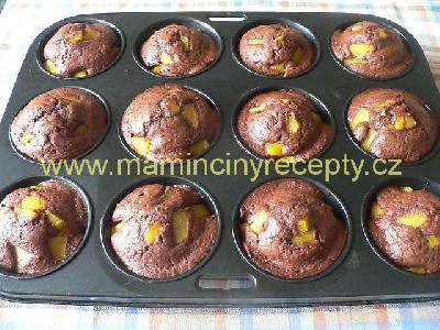 Čokoládové muffiny s broskví