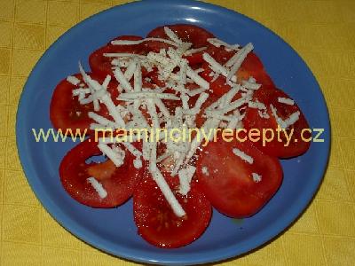Rajčatový salát se sýrem
