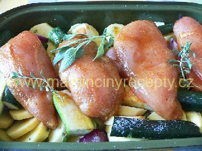 Bylinkové brambory s kuřecími prsíčky