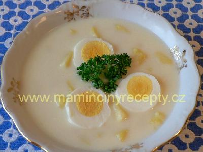 Bílá polévka s vajíčkem