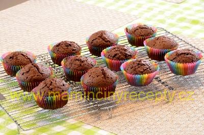 Kakaové muffiny s malinovou šlehačkou
