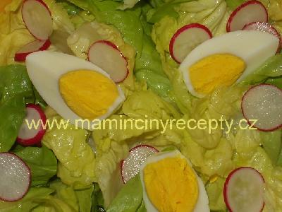 Hlávkový salát s cibulí a ředkvičkami